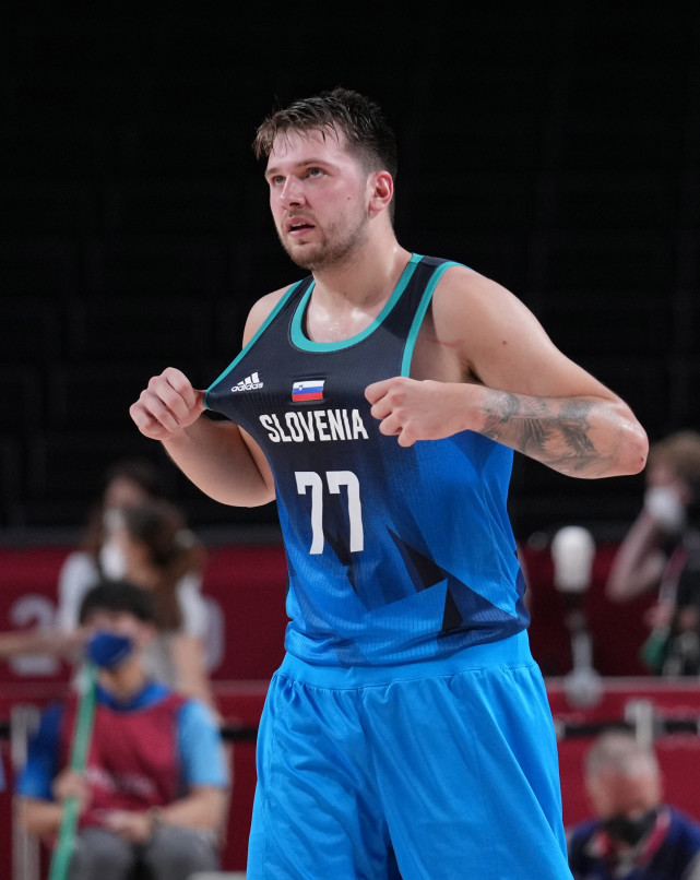 哈登表现抢眼，助力球队逆转胜利（哈登闪耀全场，率队完成逆转）