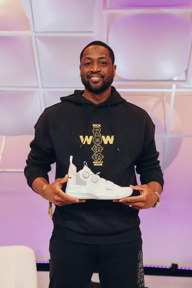 东契奇31+15+11詹皇末节12分，艾顿打爆21中4大帝，湖人力克76人（东契奇31+15+11，詹皇末节独取12分；艾顿压制大帝21投仅4中，湖人击败76人）