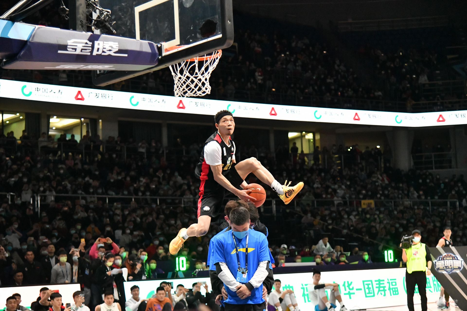 Scotto：NBA高层认为马刺可能追逐马尔卡宁 他是文班的理想搭档（Scotto：NBA高管看好马刺追求马尔卡宁，称其是文班的理想搭档）