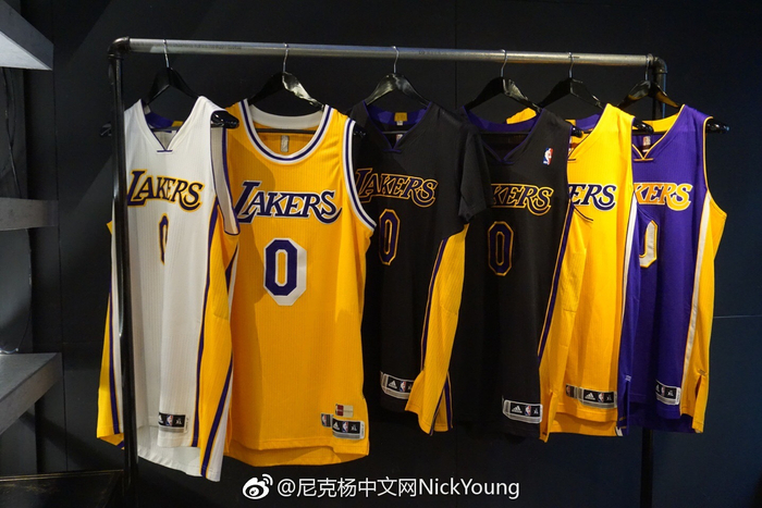 热议海港输球：古斯塔沃停赛影响大；亚冠已是舆论负担（海港失利成焦点：古斯塔沃停赛影响显著，亚冠成舆论包袱）