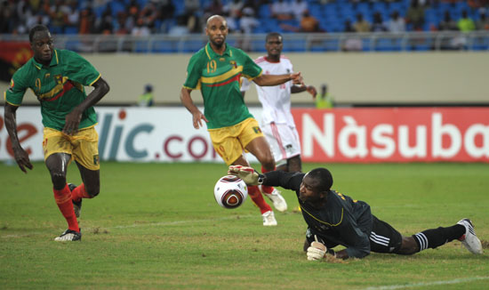 湖人生涯最强一战！斯玛特狂轰8记三分砍26分创赛季新高（湖人生涯代表作！斯玛特轰进8记三分狂砍26分，刷新赛季新高）