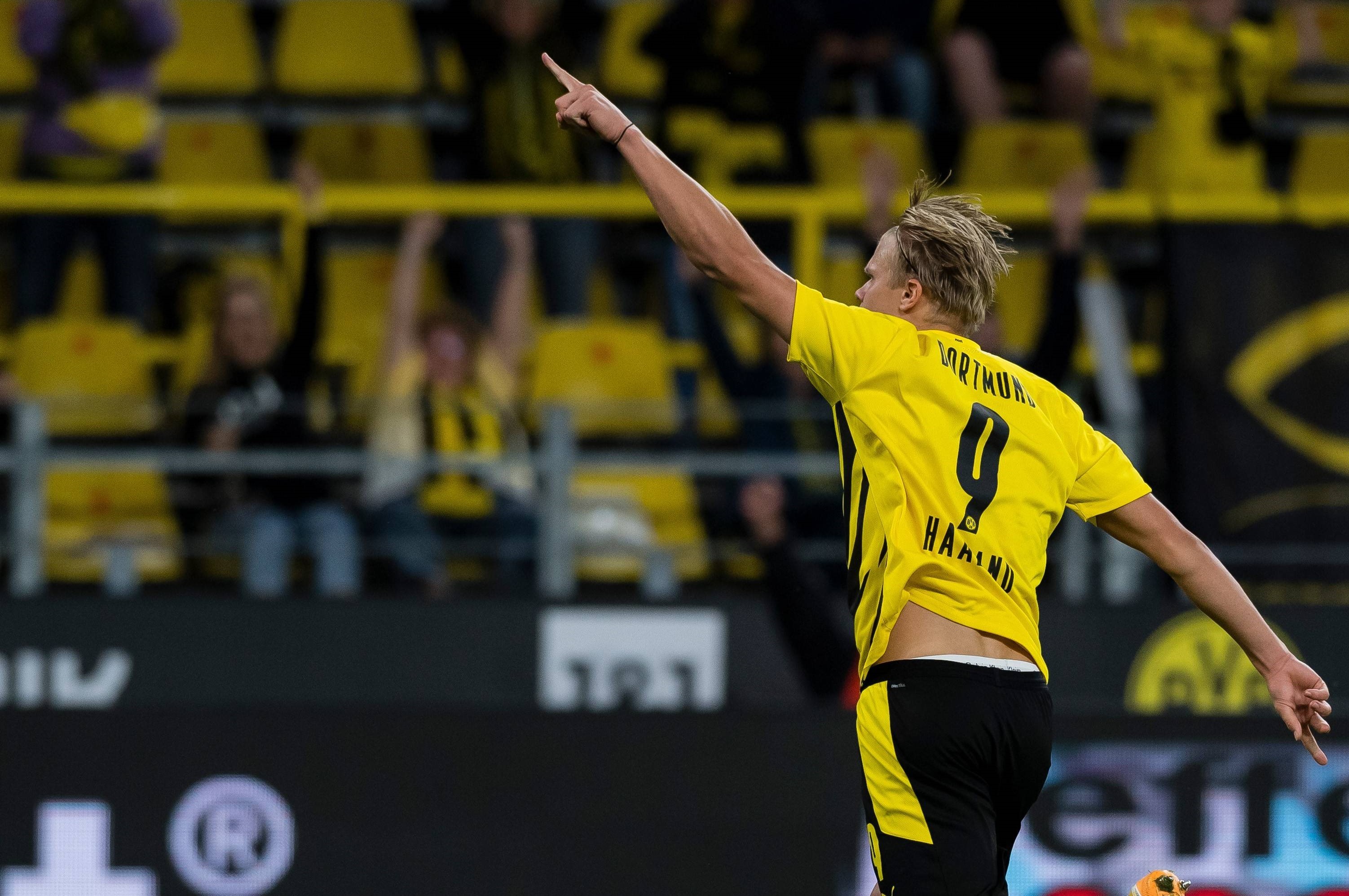 中超赛场争议判罚：VAR判罚引发热议,（中超场上风波再起：VAR判罚成焦点）