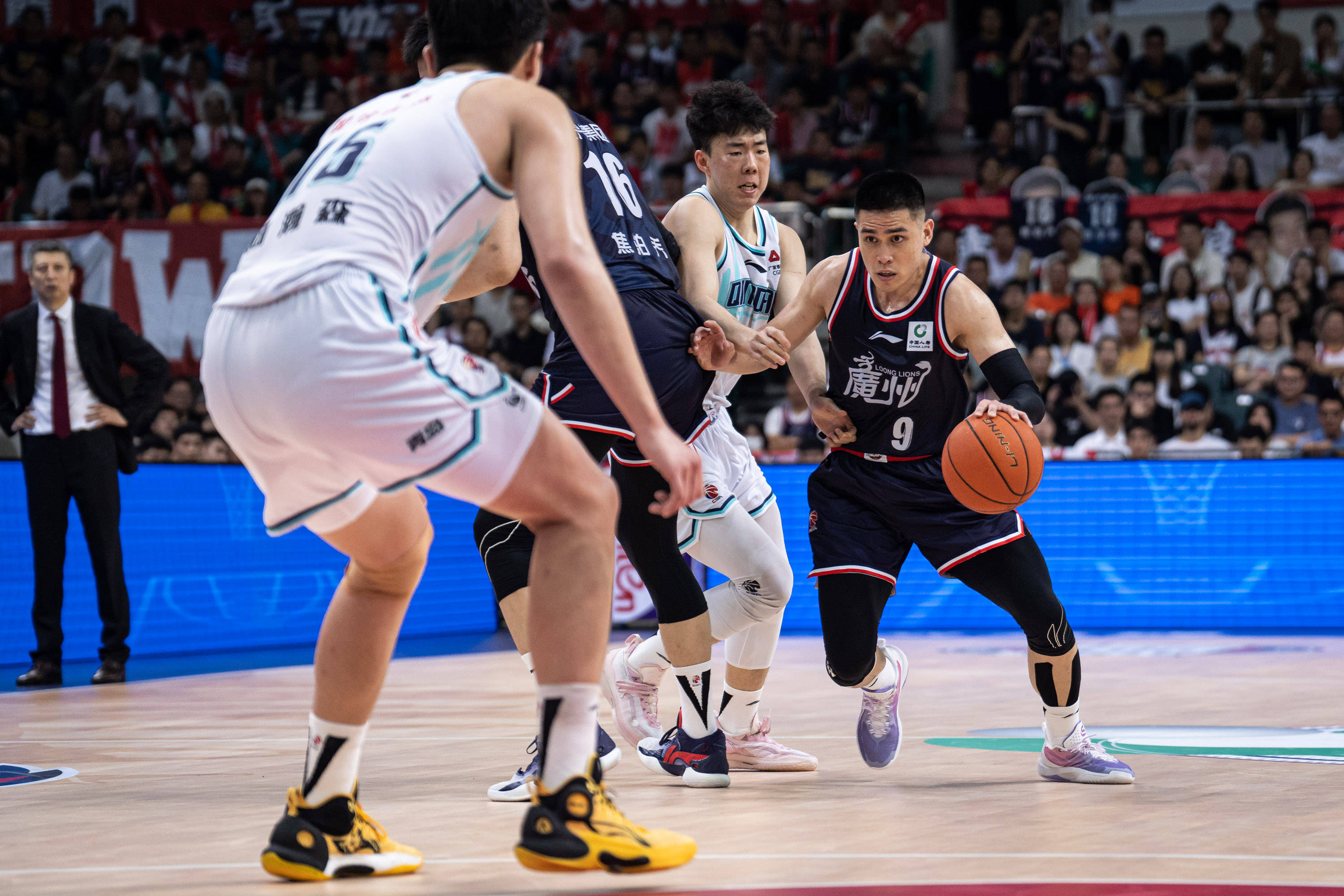 篮球场上的经典瞬间：韦德三分出手（篮球赛场经典一刻：韦德三分投篮）