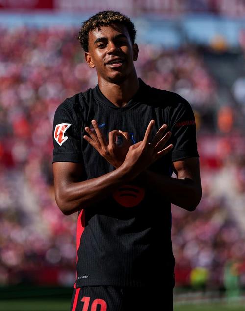 乐福半场三分4中3得到11分，爵士板凳球员得分占比近一半（乐福半场三分命中率75%拿下11分，爵士替补贡献近半数得分）