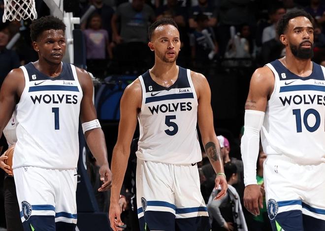 阿门，这位在篮球场上默默耕耘的球员，以其稳健的控卫表现赢得了队友及球队的信任。（阿门：低调耕耘的稳健控卫，凭实力收获队友与球队的信赖）