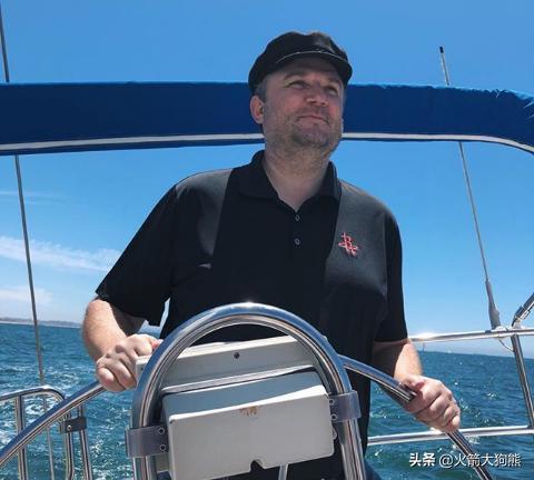 詹姆斯赛后向卡斯尔赠送签名球衣：年轻的国王，继续加油（詹姆斯赛后赠卡斯尔签名球衣：年轻的王者，继续前行）