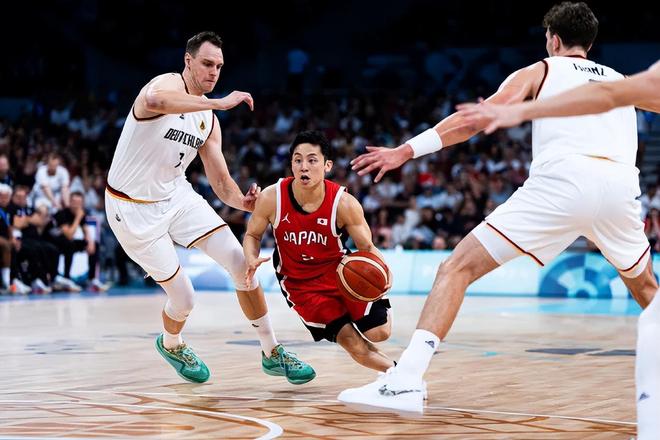 爆罚力！湖人全队共计43次罚球，詹姆斯&东契奇各14次（罚球大战！湖人全队合计43次，詹姆斯与东契奇各14次）