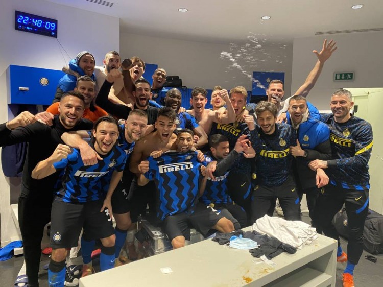 詹姆斯篮板抢断关键时刻锁定胜局（关键时刻，詹姆斯以篮板与抢断锁定胜局）